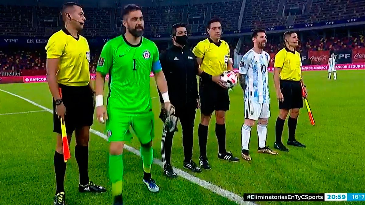Dos árbitros santiagueños están en el partido de Argentina ...