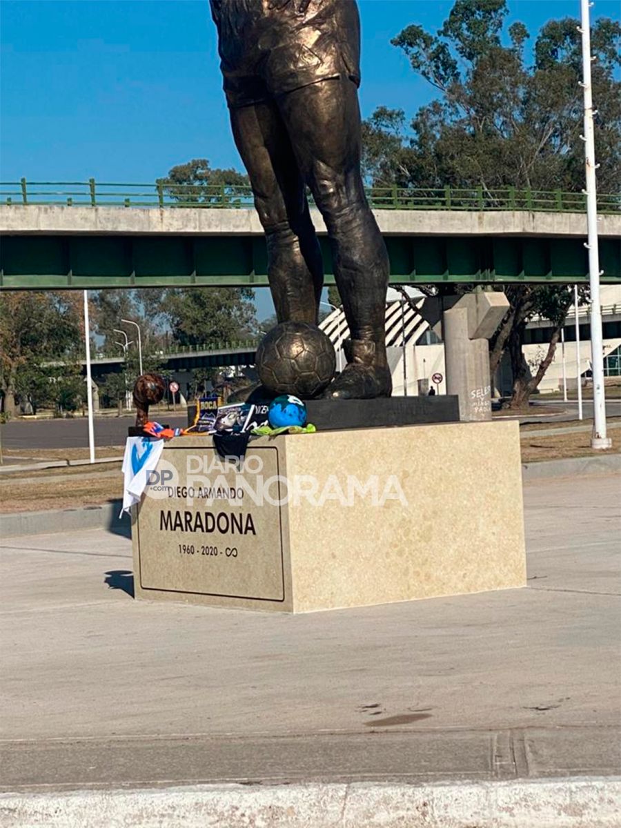 maradona ofrendas estatua 