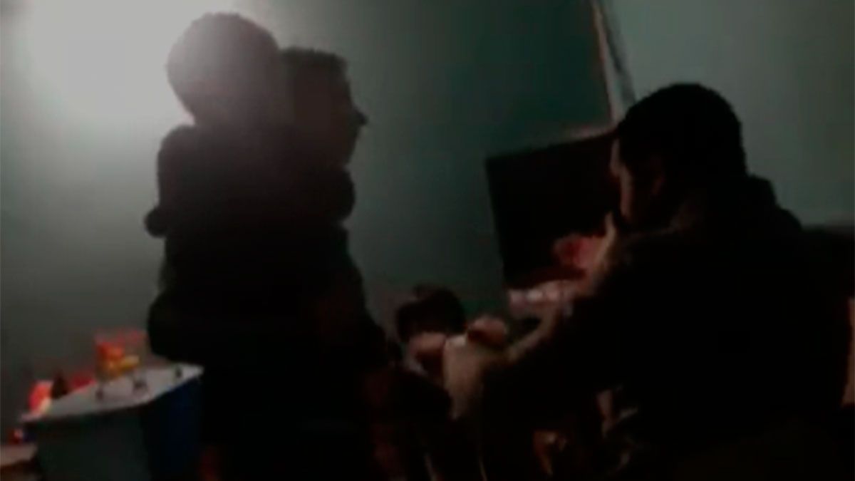 Indignación por el video del padre golpeando a su hijo: Lo primero e  inmediato es resguardar al niño - Diario Panorama Movil