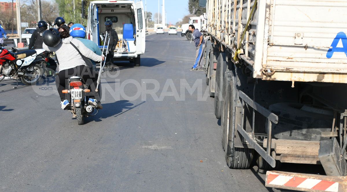 El motociclista resultó fracturado tras la colisión. Fotos: Daniel Díaz - Diario Panorama. 