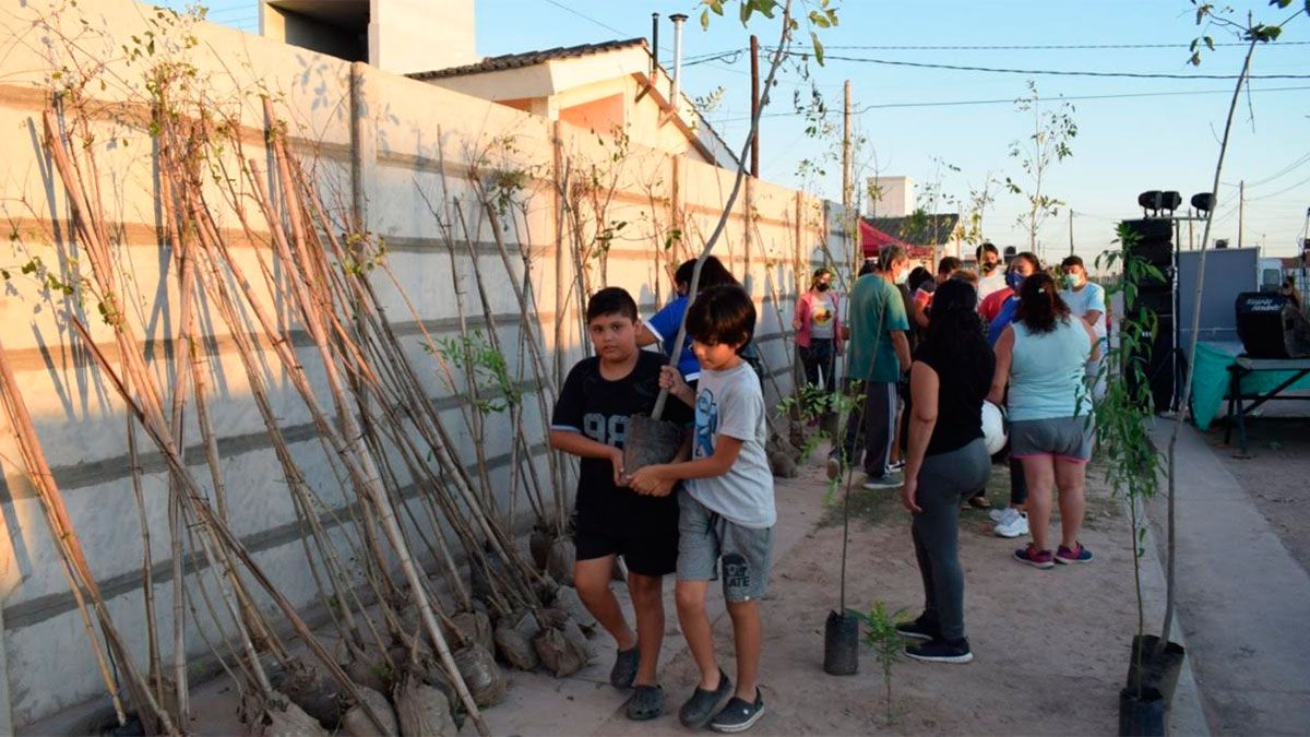 La Capital Realizó Una Exitosa Jornada De Adopción De árboles Con Participación De Vecinos 9163