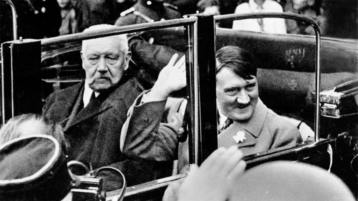 El presidente alemán, mariscal Paul von Hindenburg junto a Hitler 