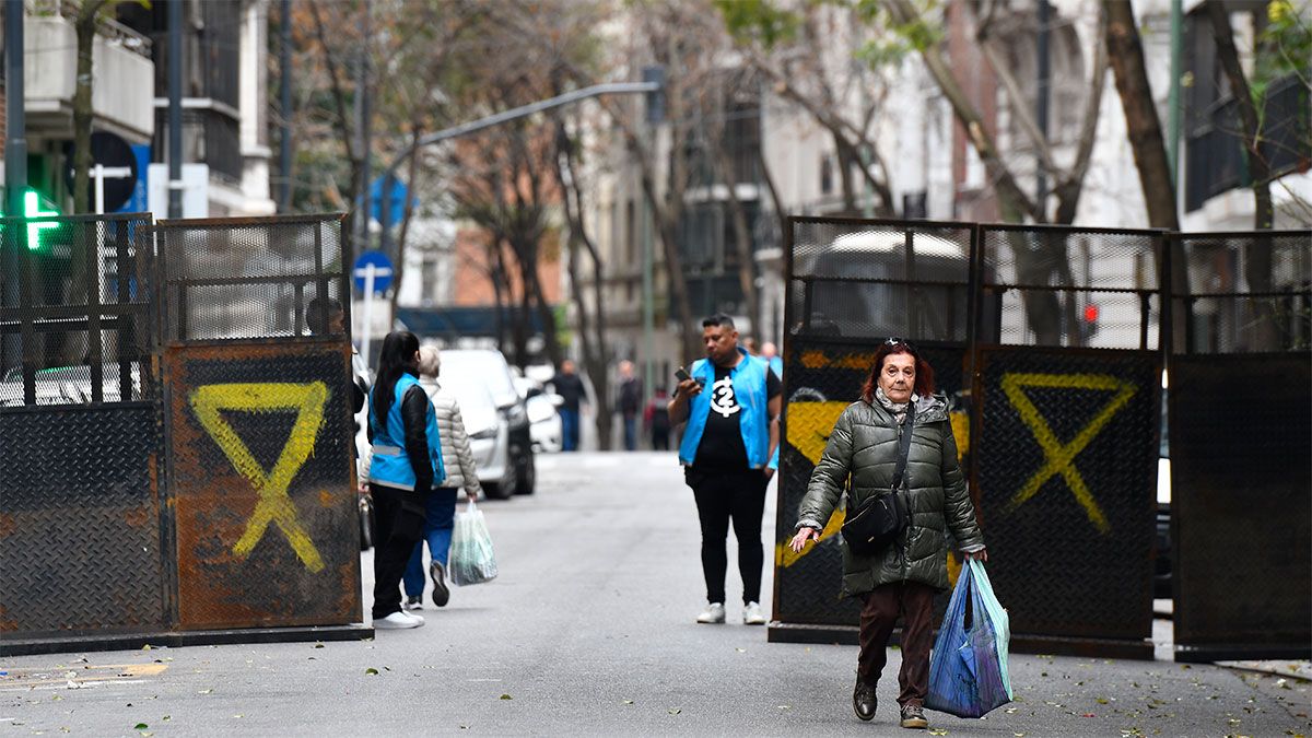 El Gobierno Porteño Colocó Un Vallado Perimetral En La Casa De Cristina Kirchner Diario 2372