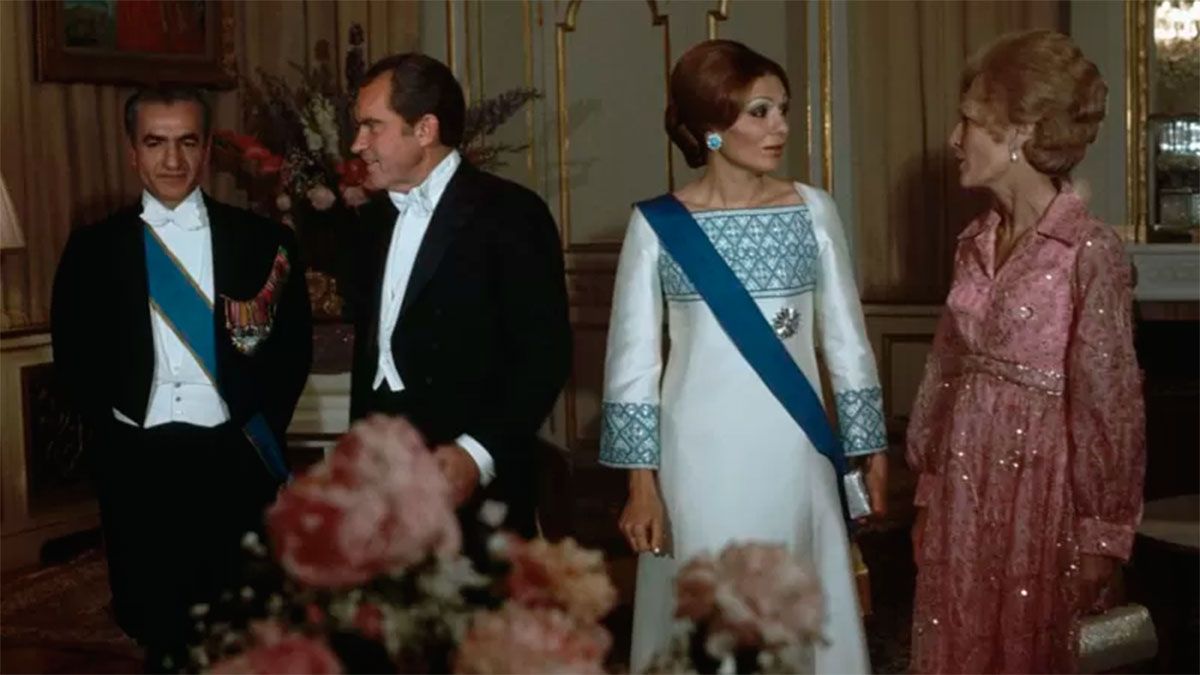 Cena en el palacio del Sha con el presidente de EE.UU. Richard Nixon y su esposa Pati (de rosado), quien conversaba con la reina Farah. 