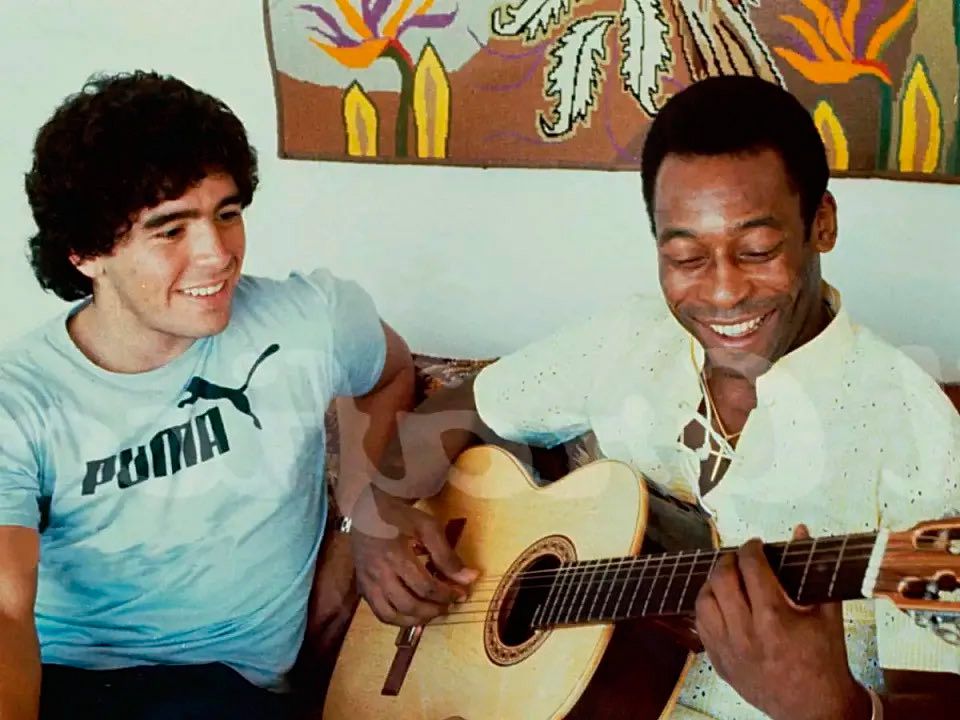 Pelé y Maradona: una montaña rusa de amor y odio entre dos súper estrellas