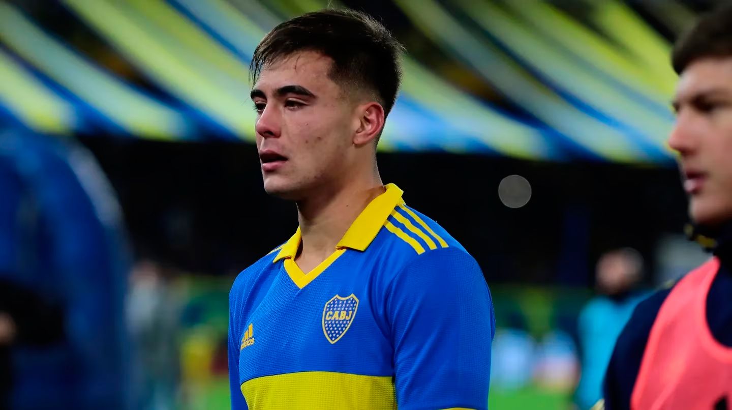  Chelsea are in transfer talks with Argentinian left-back Aaron Anselmino, who currently plays for Argentine Primera División club Arsenal de Sarandí.
