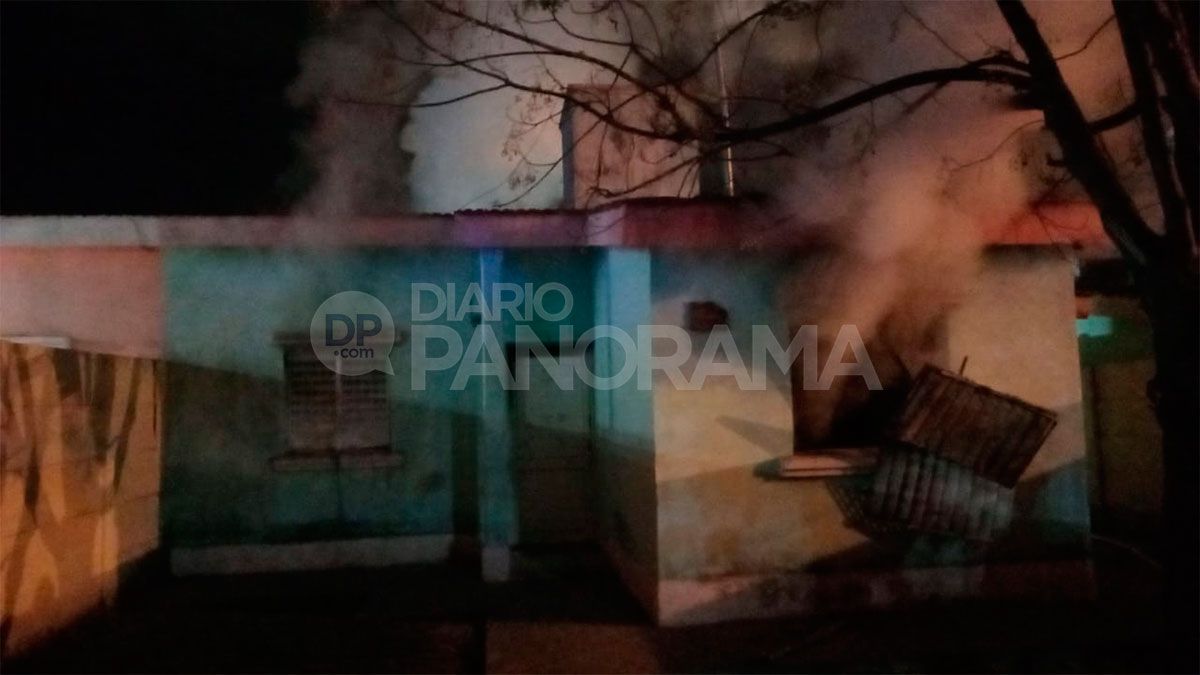 Video: Voraz Incendio De Una Casa En El Barrio 750 Viviendas Asustó A ...