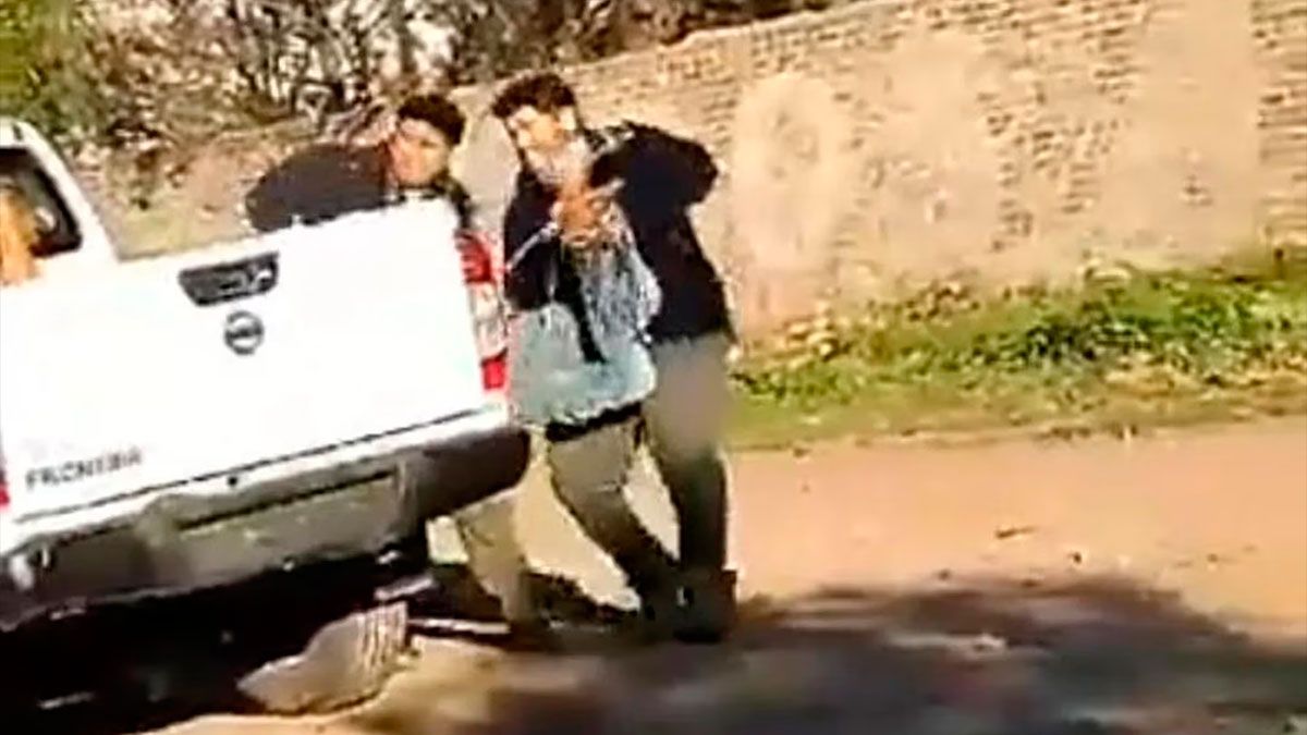 Video Vecinos Atraparon A Un Ladrón Lo Ataron Y Lo Tiraron En La Caja De Un Patrullero