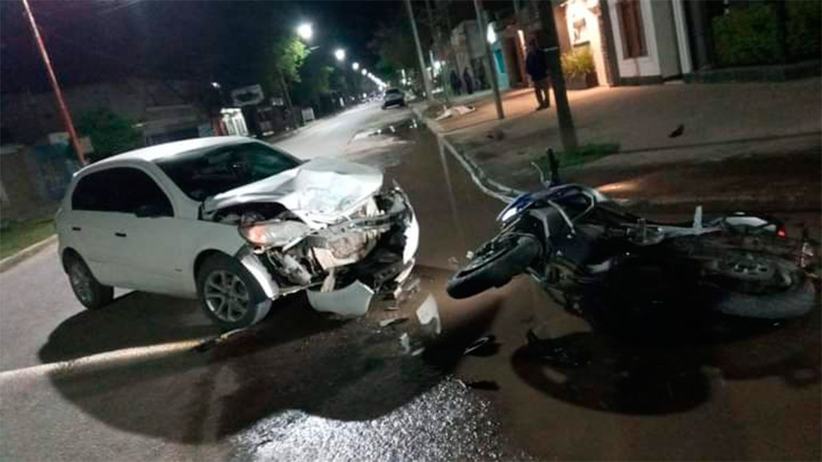 Dos Jóvenes A Bordo De Una Moto Resultaron Gravemente Heridos Tras