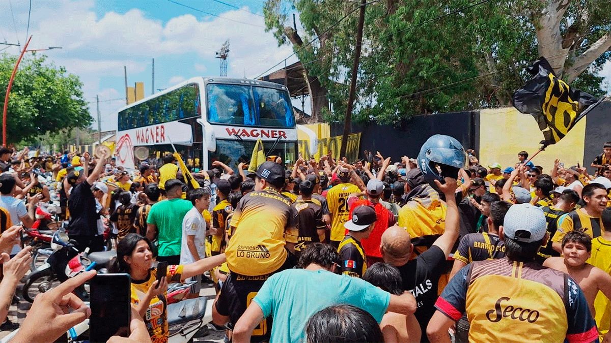 Banderazo De Los Hinchas De Mitre Para Alentar A Su Equipo De Cara Al ...