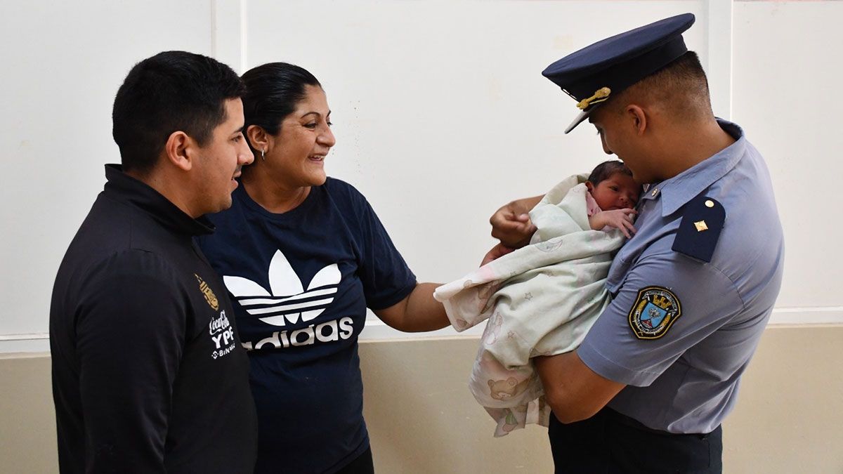 Policías Asistieron A Una Mujer Embarazada Y La Ayudaron A Dar A Luz A Su Beba Diario Panorama 1646