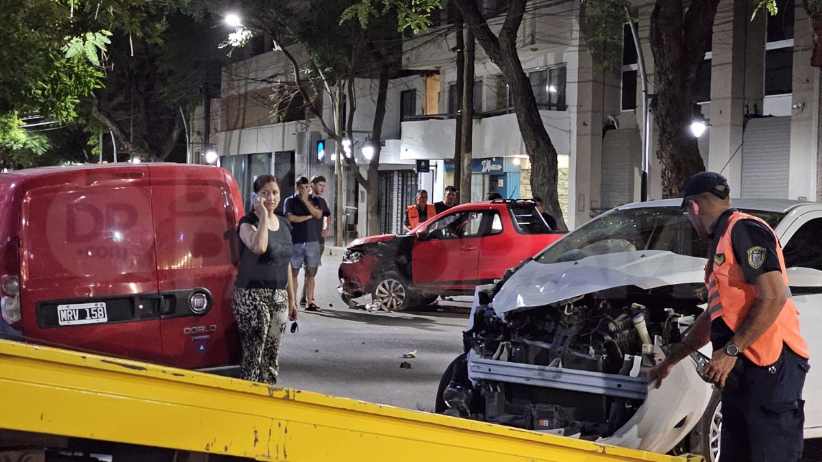 Impresionante Accidente En Plena Avenida Roca Dejó Grandes Daños Materiales Diario Panorama 0499