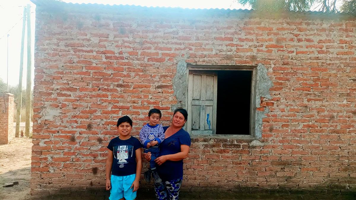 Aarón con hermano y mamá 