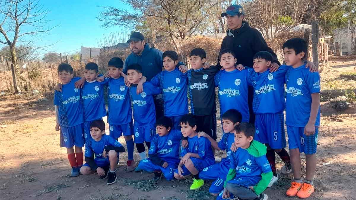 Parte del equipo junto a los profesores Elías López y Rodrigo Jaimes 