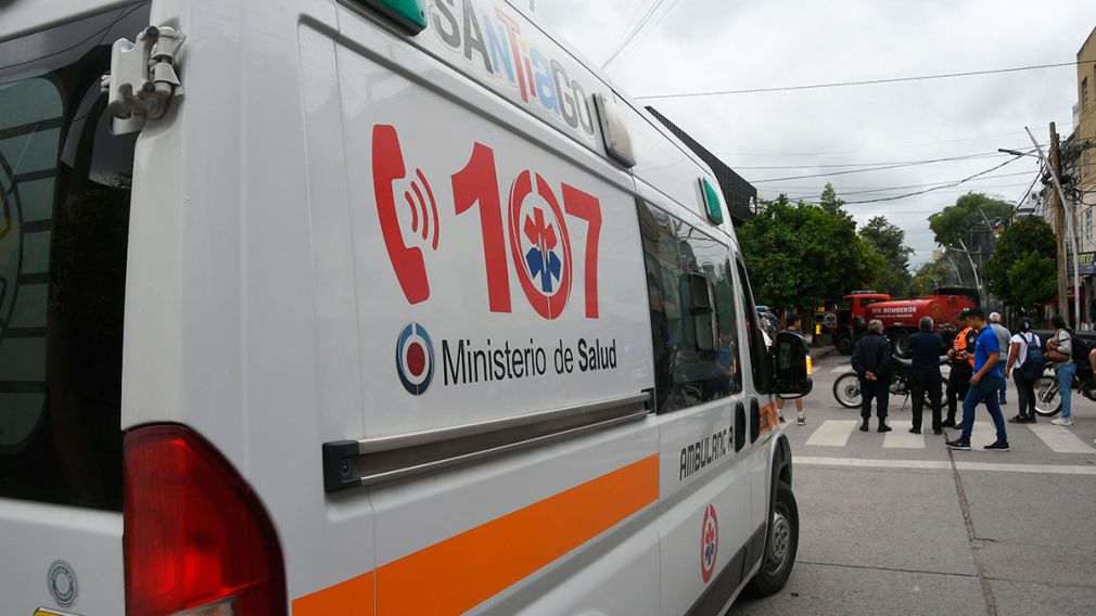 Ambulancia del SEASE en el lugar del incendio del colectivo de la Línea 120 