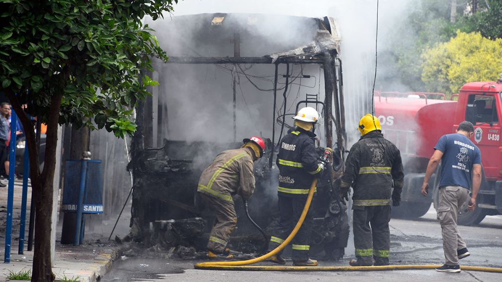 Bomberos de la Policía de la Provincia trabajando en el lugar 