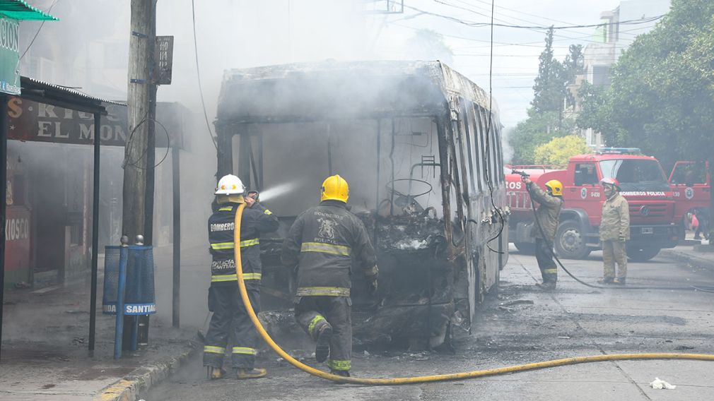 Bomberos de la Policía de la Provincia trabajando en el lugar 