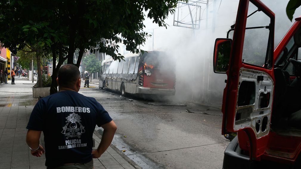 Las llamas destruyeron totalmente el transporte 