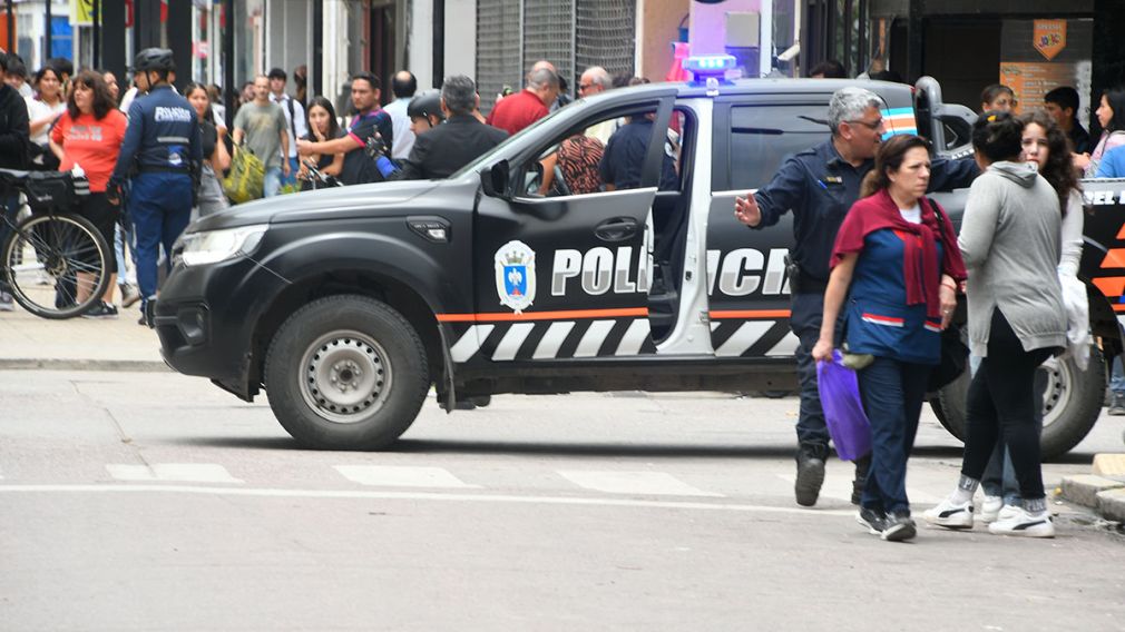 Policías despejando la zona para evitar daños a terceros 