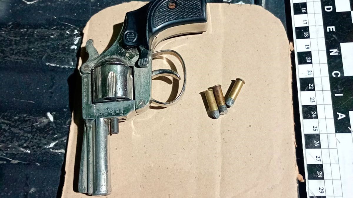 El arma incautada por los policías de la seccional Octava. 