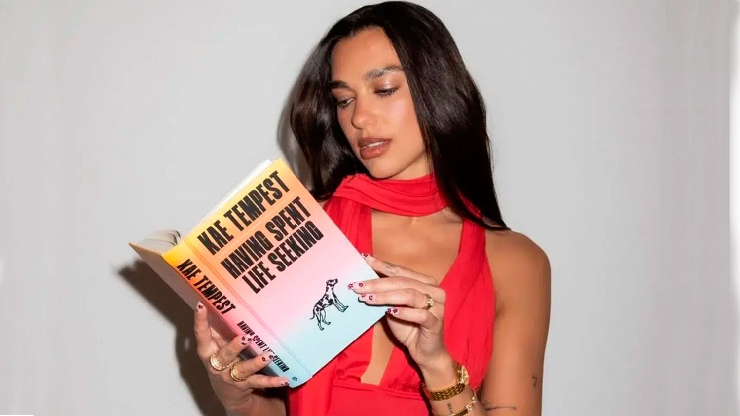 Dua Lipa 開設了一個專門展示禁書和審查書籍的空間