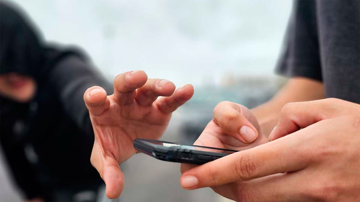 他報告說,他的前伴侶在他等公車時偷了他的手機